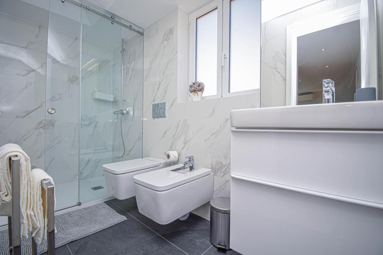 & Stylish 2 Bedroom W/ Balcony Appartement *
